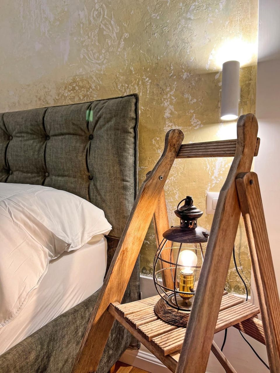 Bed, Photo of the whole room, Decorative detail, Bedroom