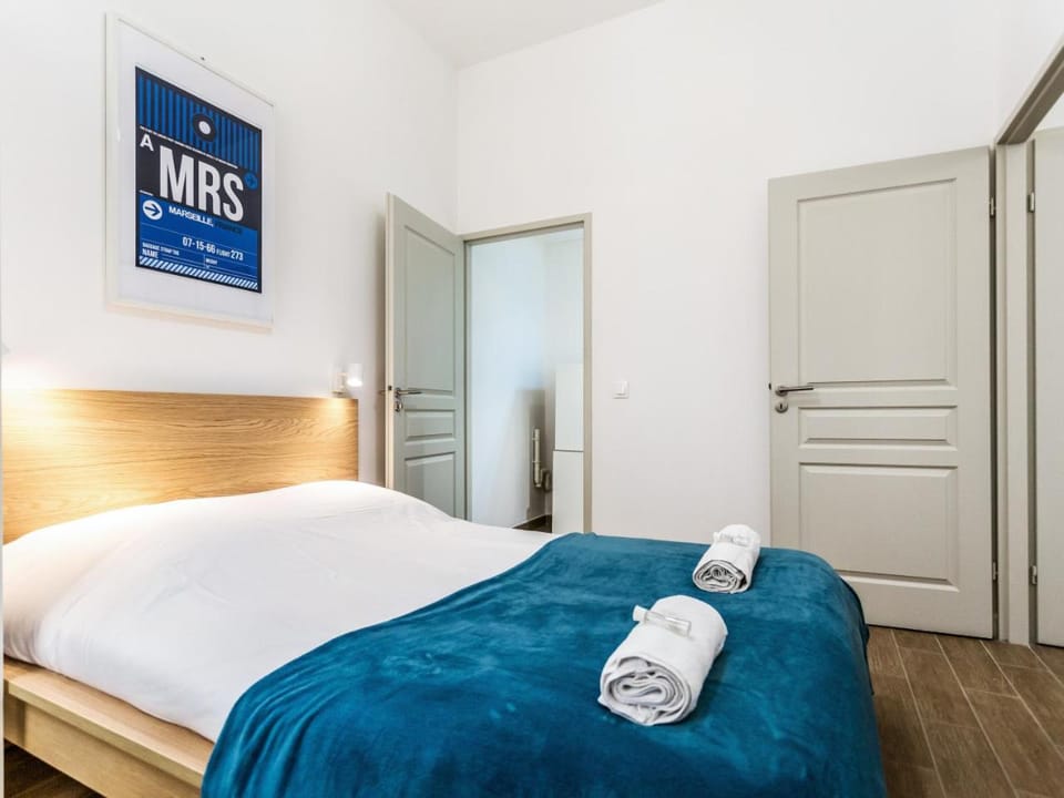 Bed, Photo of the whole room, Bedroom, towels
