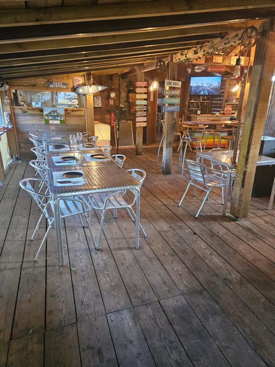 Restaurant/places to eat, Lounge or bar