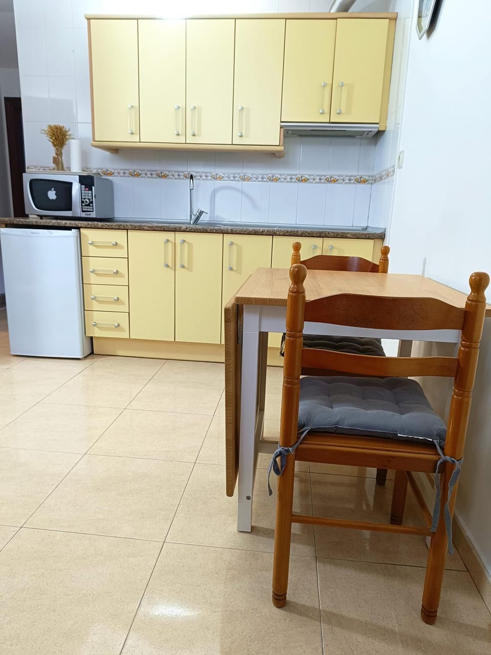 Kitchen or kitchenette, Dining area, stove