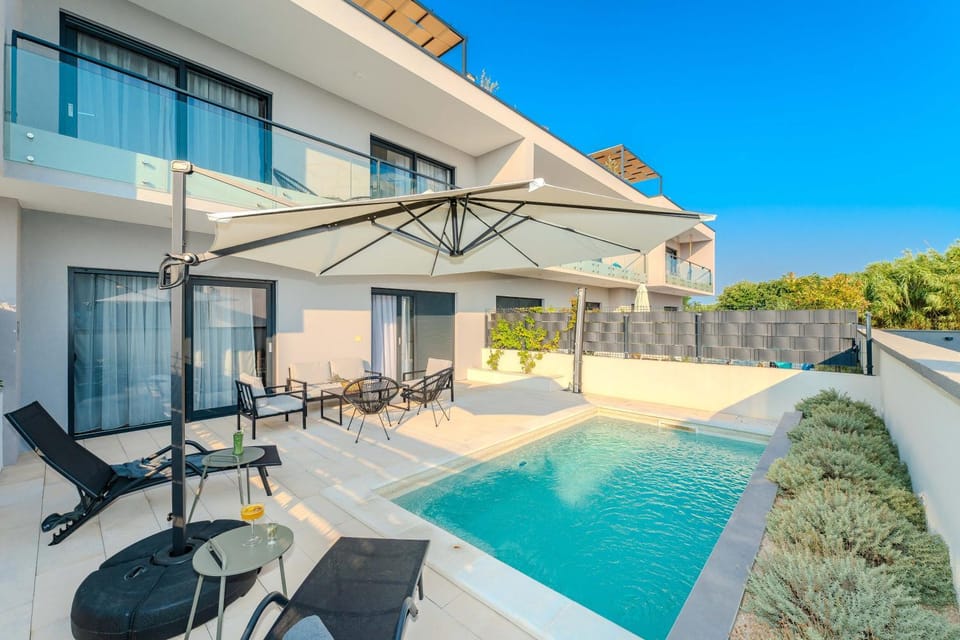 Property building, Swimming pool, sunbed
