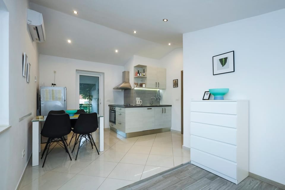 Kitchen or kitchenette, Dining area, oven, pet friendly, stove