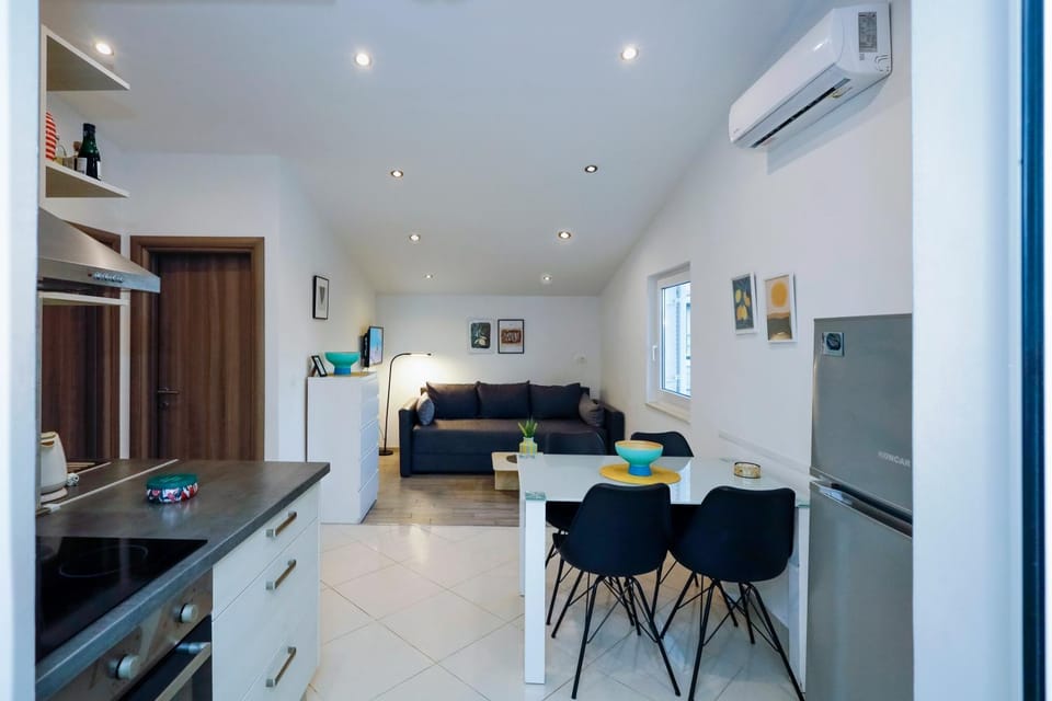 Kitchen or kitchenette, Living room, Seating area, Dining area, oven, air conditioner