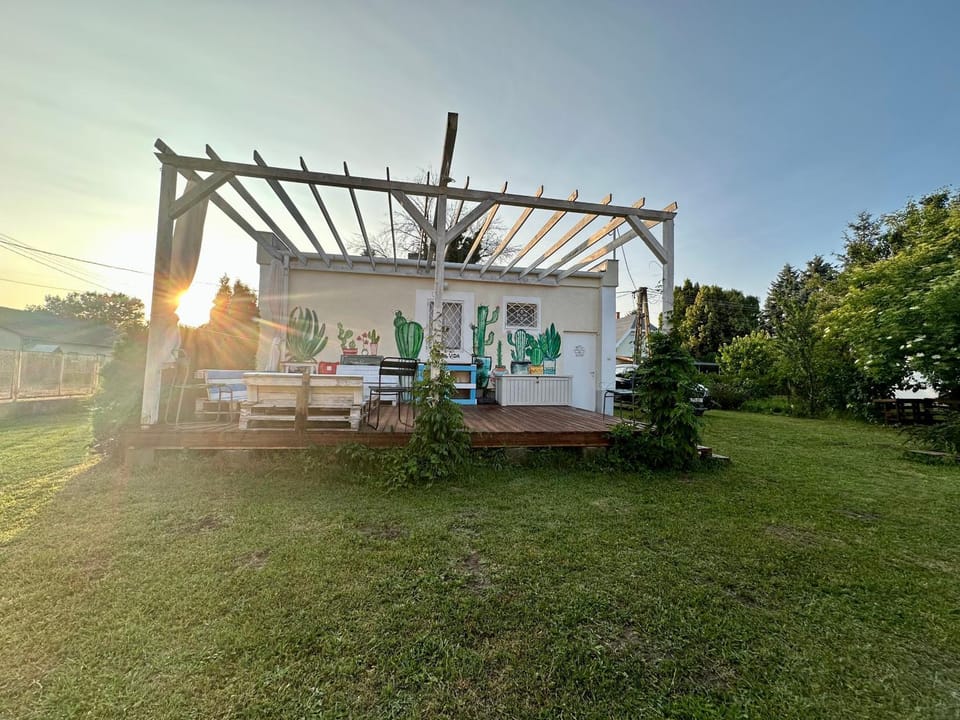 Property building, Patio, Balcony/Terrace