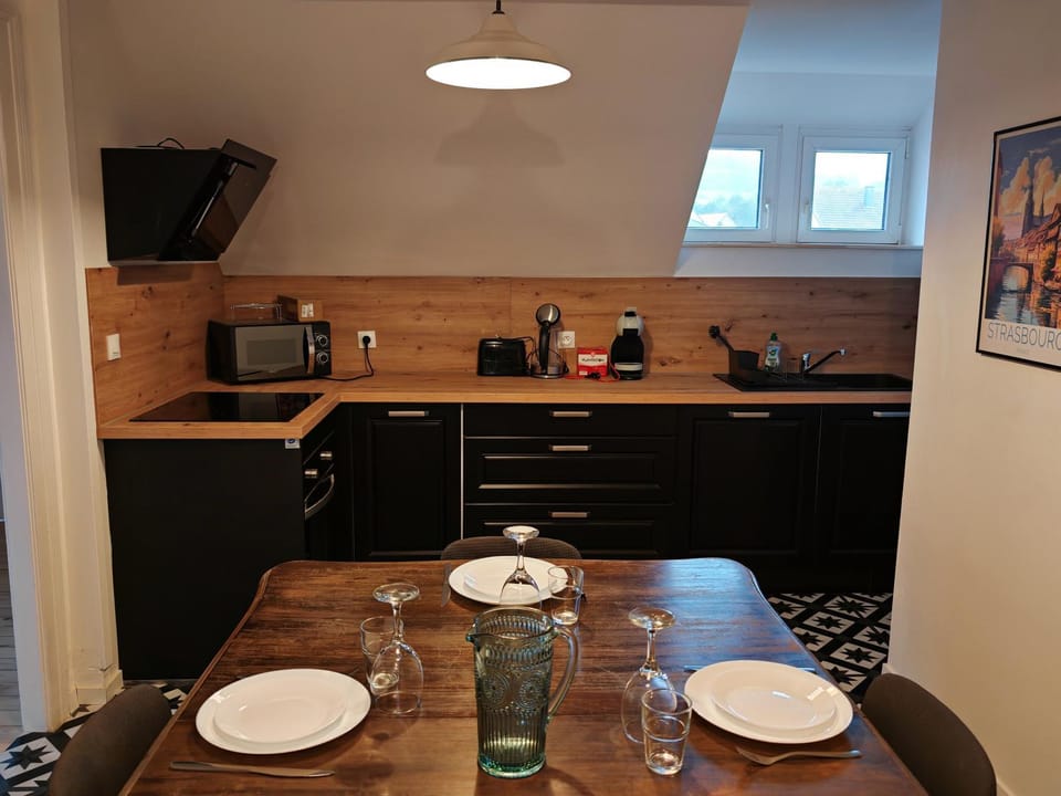 Coffee/tea facilities, Kitchen or kitchenette, Dining area, oven, stove, toaster