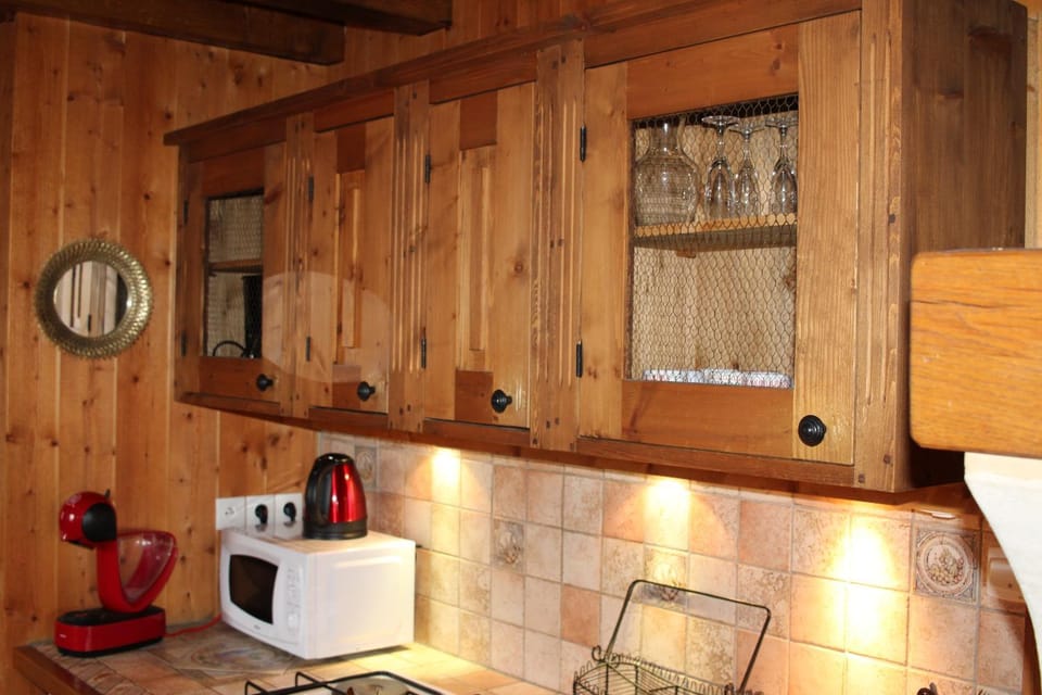 Coffee/tea facilities, Kitchen or kitchenette, stove, toaster