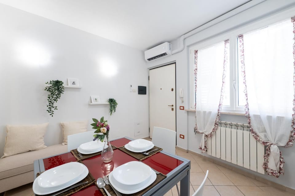Living room, Seating area, Dining area, air conditioner