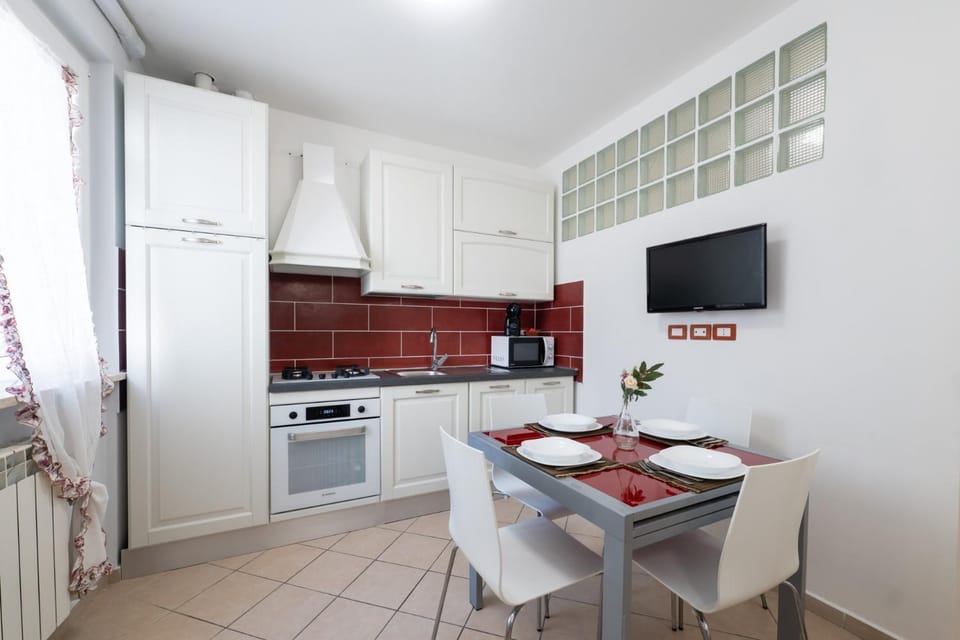 TV and multimedia, Coffee/tea facilities, Kitchen or kitchenette, Dining area, dishwasher, oven, stove