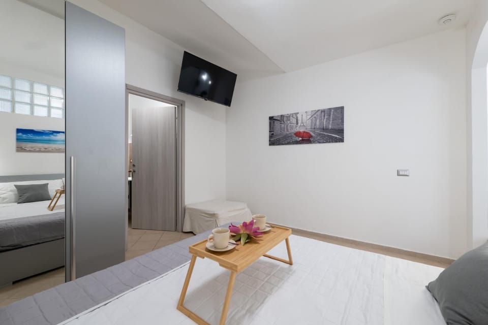 Bed, TV and multimedia, Bedroom