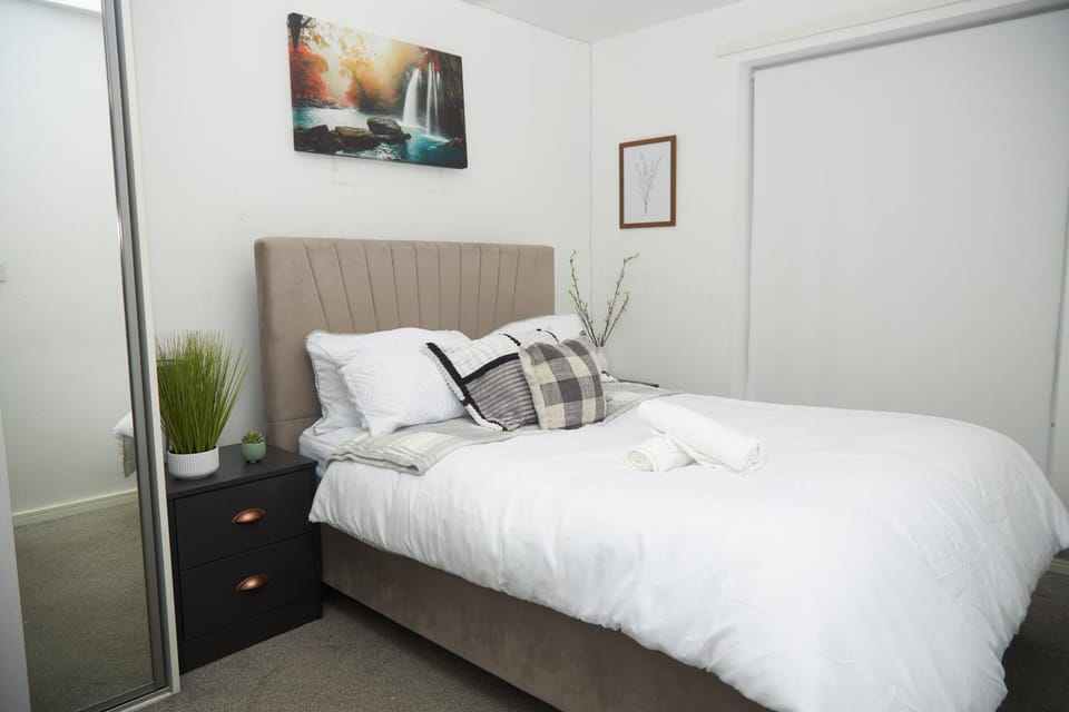 View (from property/room), Photo of the whole room, Decorative detail, Bedroom, furniture, towels
