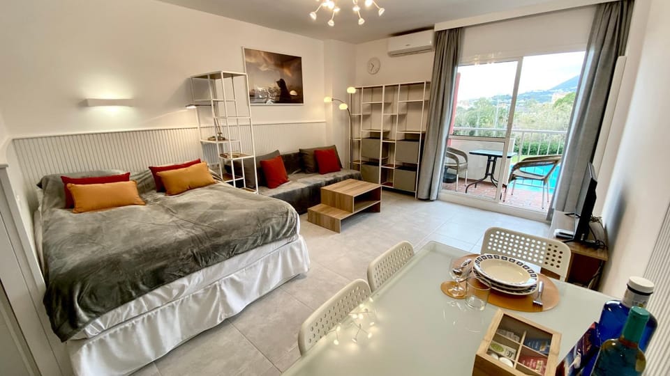 Bed, Living room, Photo of the whole room, Seating area, Dining area, Bedroom