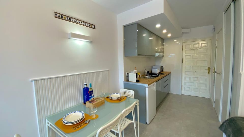 Coffee/tea facilities, Kitchen or kitchenette, Dining area, stove, toaster