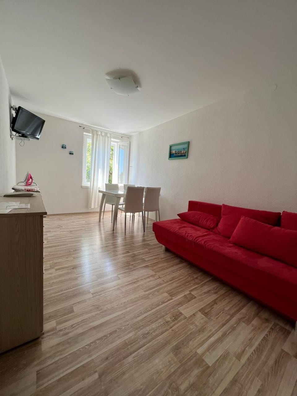 TV and multimedia, Living room, Seating area, Dining area