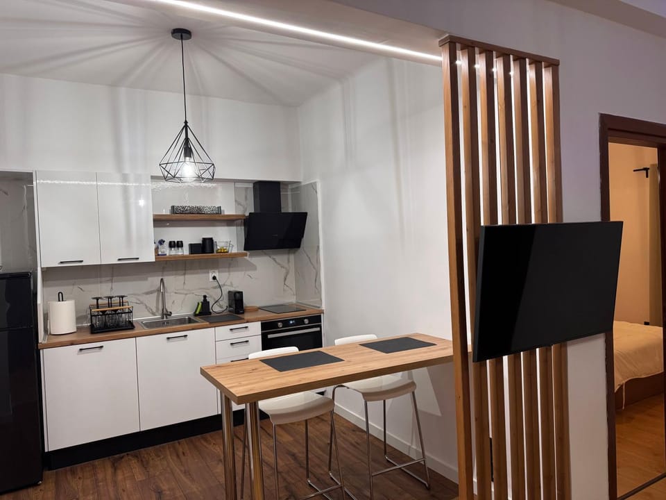 Coffee/tea facilities, Kitchen or kitchenette, oven, stove
