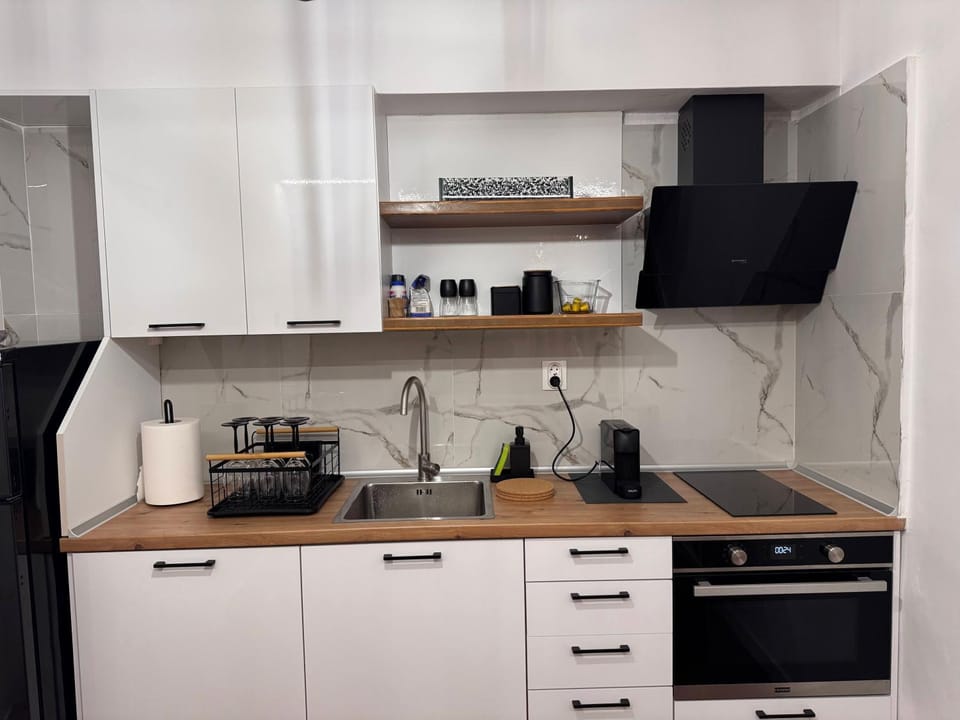Coffee/tea facilities, Kitchen or kitchenette, oven, stove