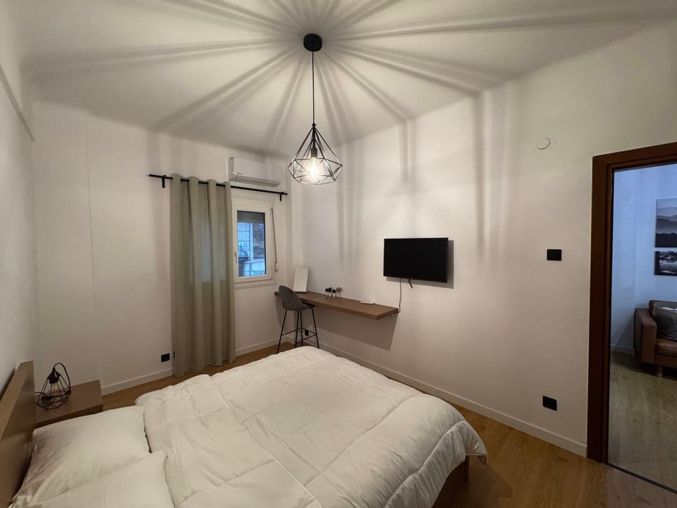 Bed, TV and multimedia, Bedroom