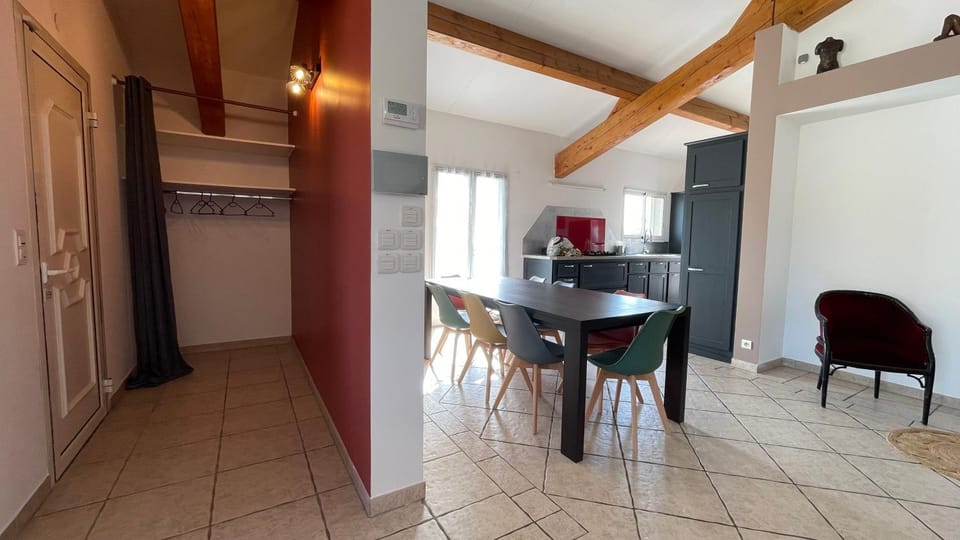 Facade/entrance, Kitchen or kitchenette, Dining area, internet, air conditioner
