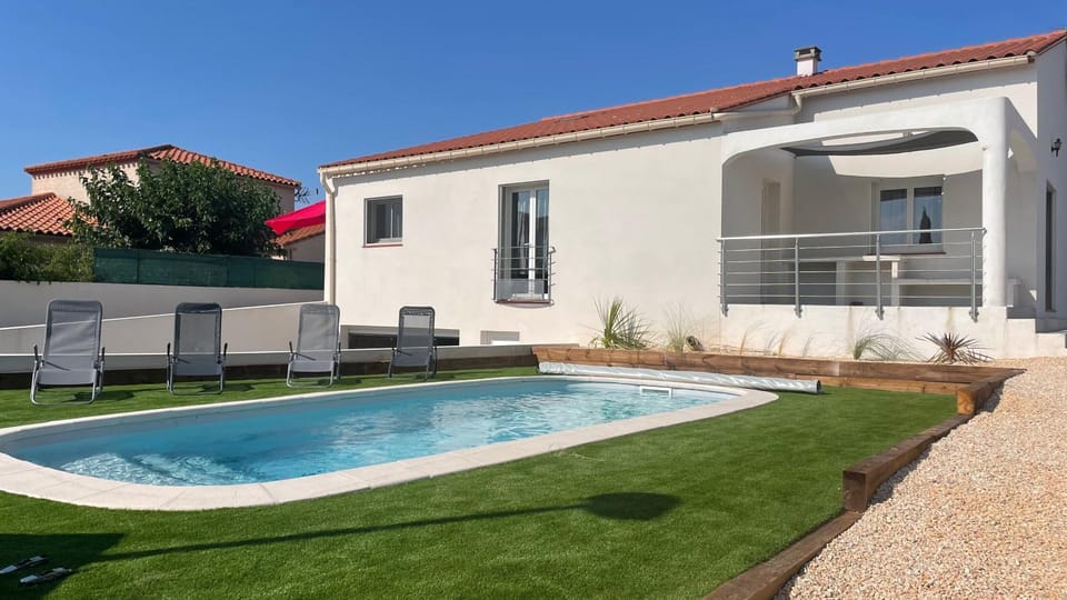 Property building, Garden, Pool view, Swimming pool, sunbed