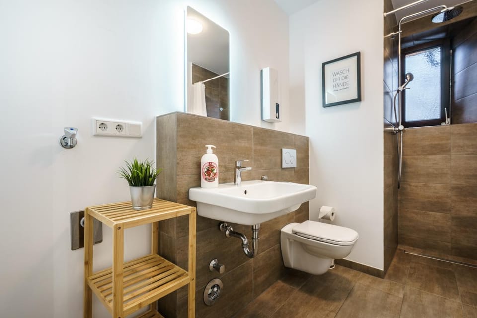 Shower, Toilet, Bathroom, towels