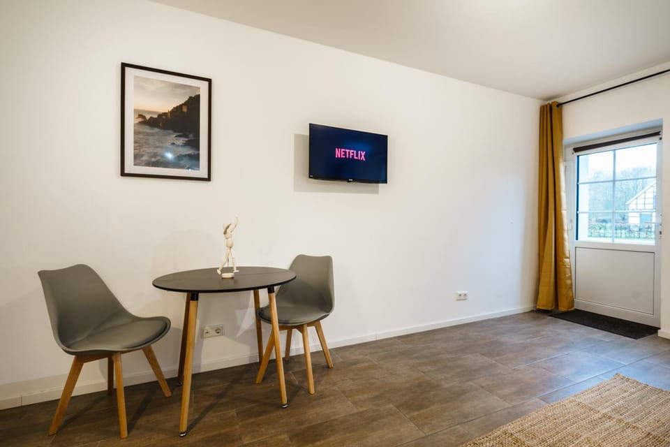 TV and multimedia, Living room, Seating area, Dining area