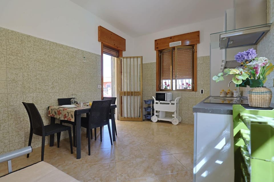 Kitchen or kitchenette, Living room, Seating area, Dining area, oven, pet friendly, stove