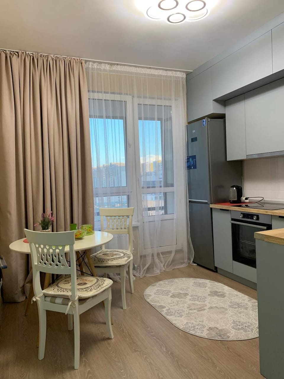 Kitchen or kitchenette, Dining area, minibar, oven, stove