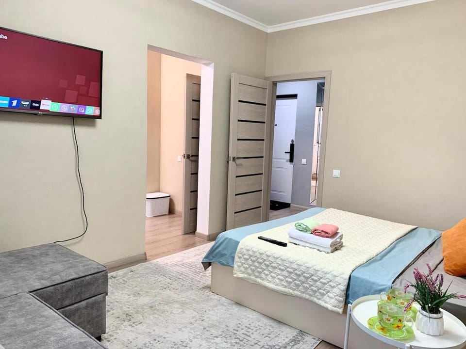 Communal lounge/ TV room, Bed, TV and multimedia, Photo of the whole room, Seating area, Evening entertainment, Bedroom, wardrobe