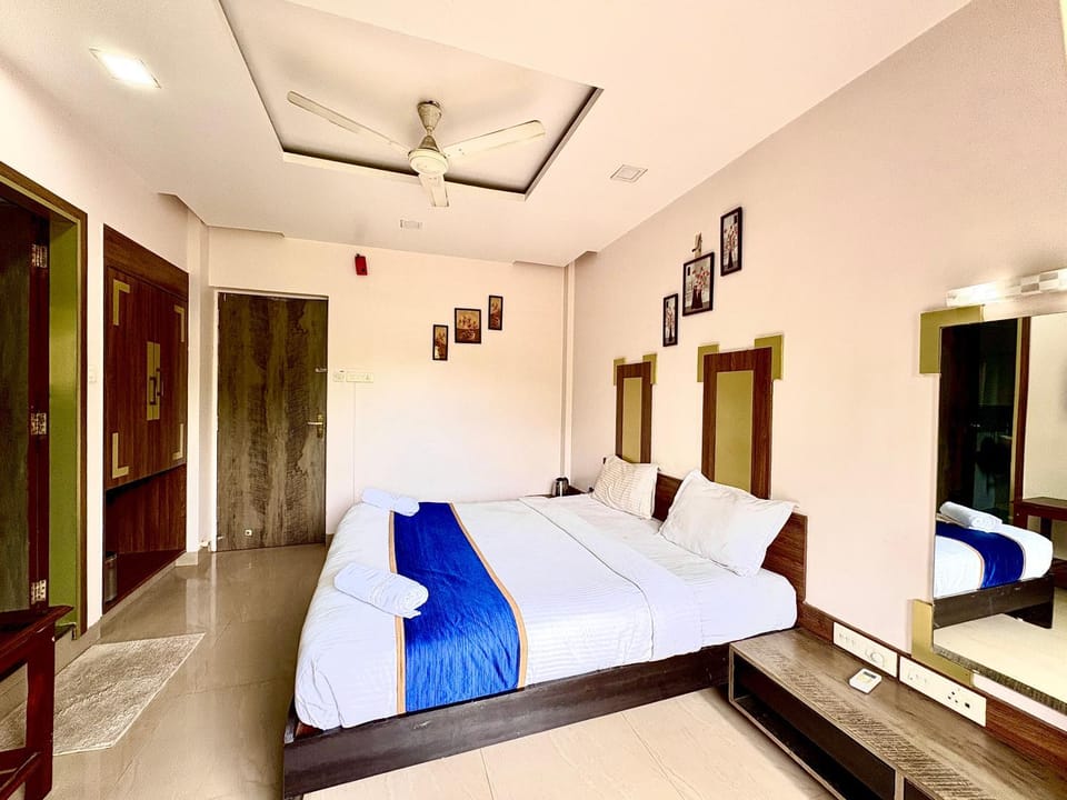Bed, Photo of the whole room, Bedroom, air conditioner