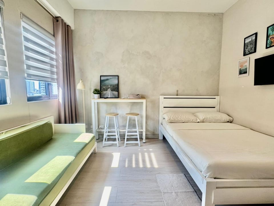Cozy Studio in Salcedo Village Makati near Ayala Apartment in Pasay