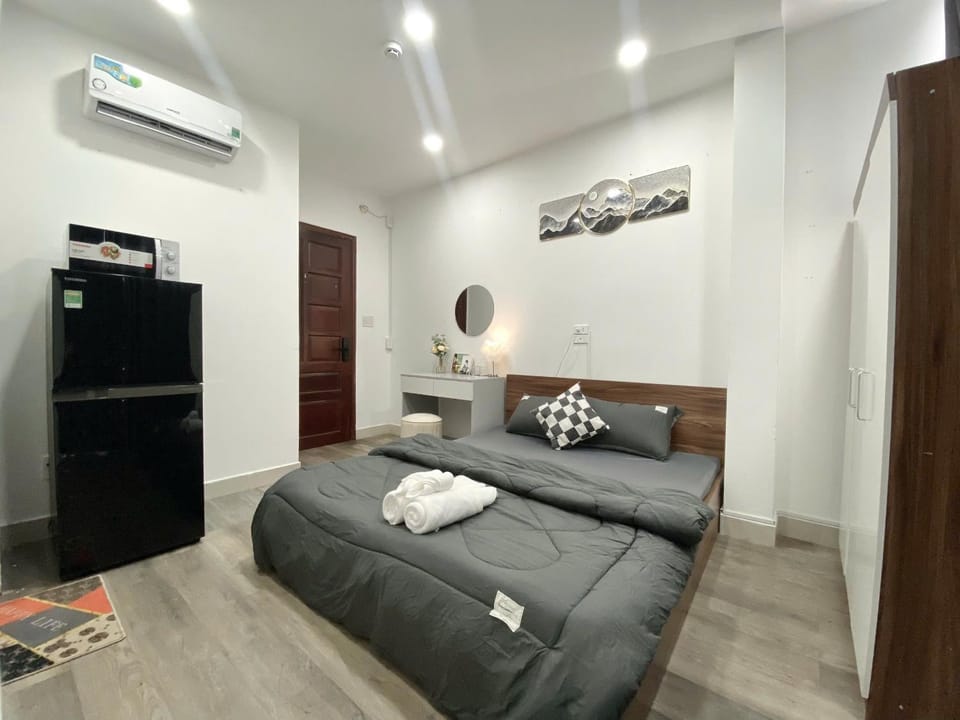 Bed, Photo of the whole room, Bedroom, towels, air conditioner