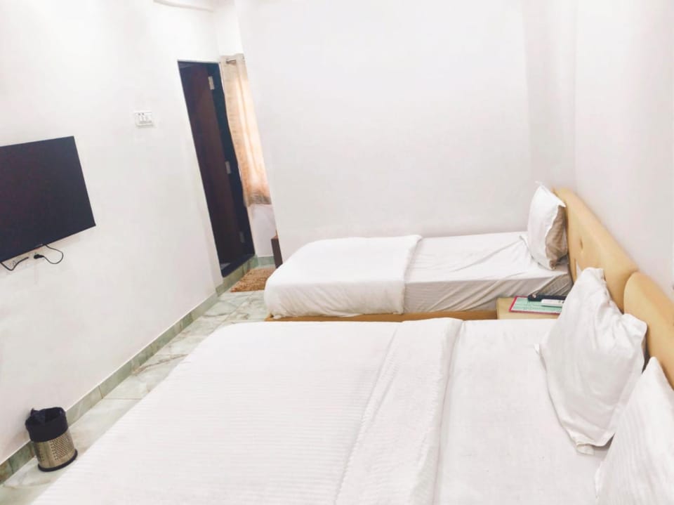 Bed, TV and multimedia, Bedroom