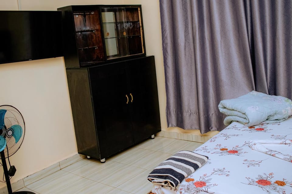 Bed, TV and multimedia, wardrobe