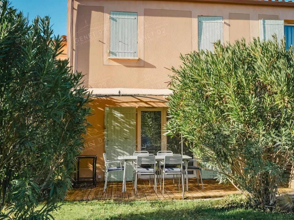 Property building, Patio, Balcony/Terrace, Balcony/Terrace, Dining area