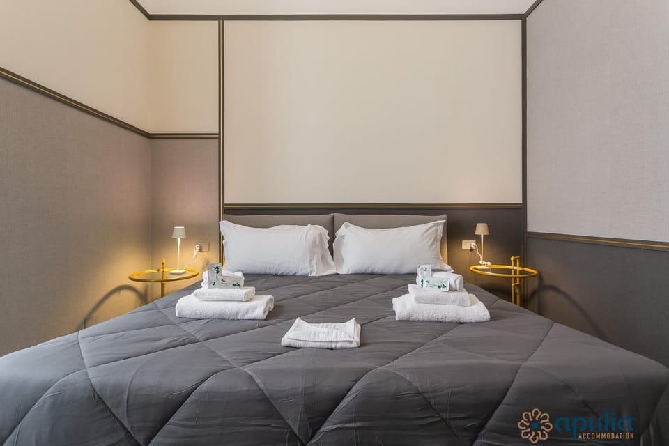 Bed, Bedroom, towels