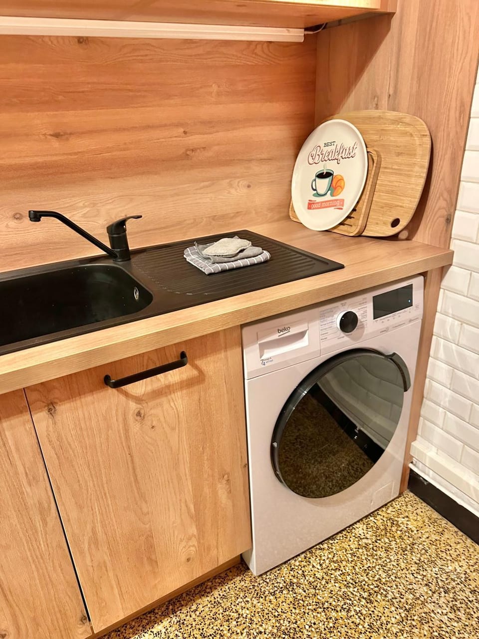 Kitchen or kitchenette, washing machine