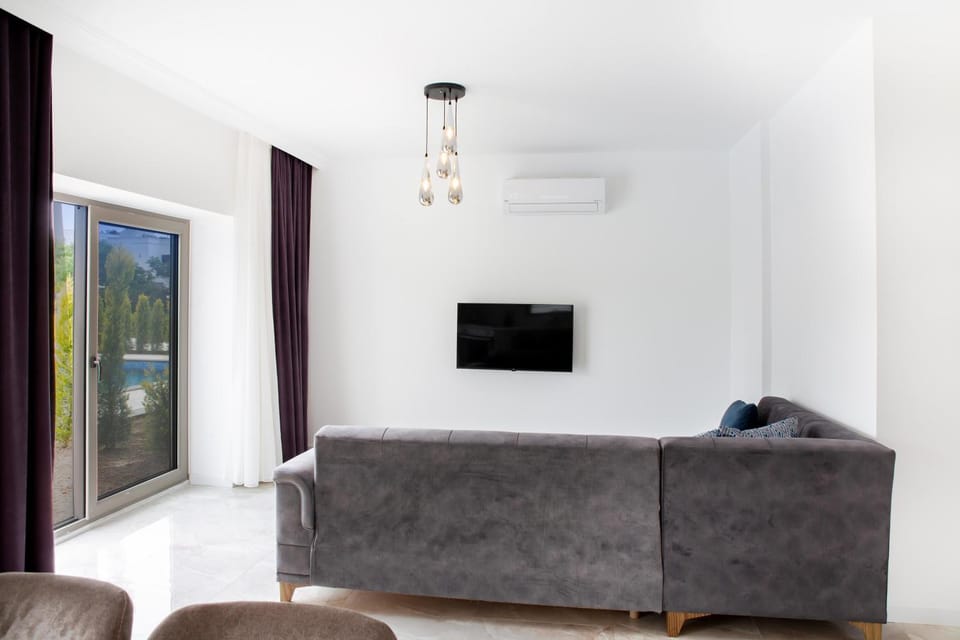 Communal lounge/ TV room, TV and multimedia, Living room, Seating area, air conditioner