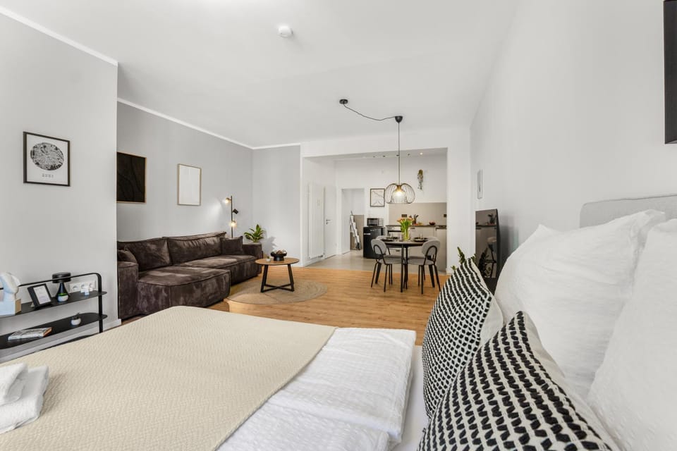 Bed, TV and multimedia, Kitchen or kitchenette, Living room, Photo of the whole room, Dining area