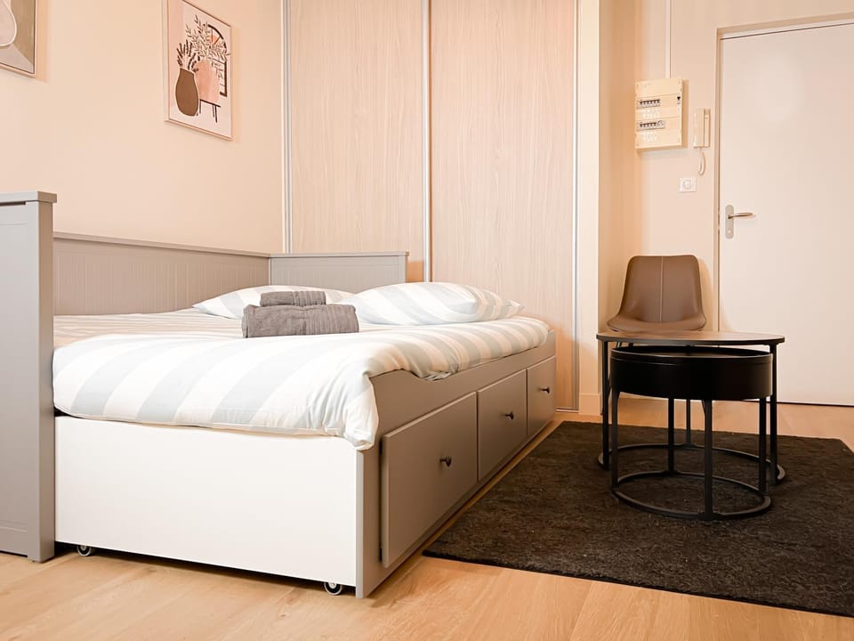 Bed, Living room, Seating area