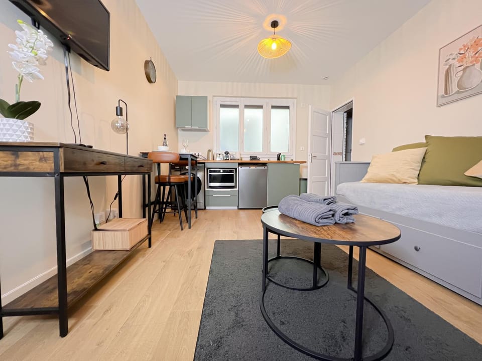 Bed, Living room, Seating area, oven, stove