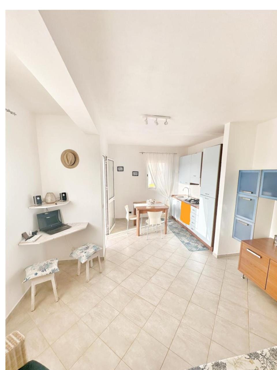 Kitchen or kitchenette, Seating area