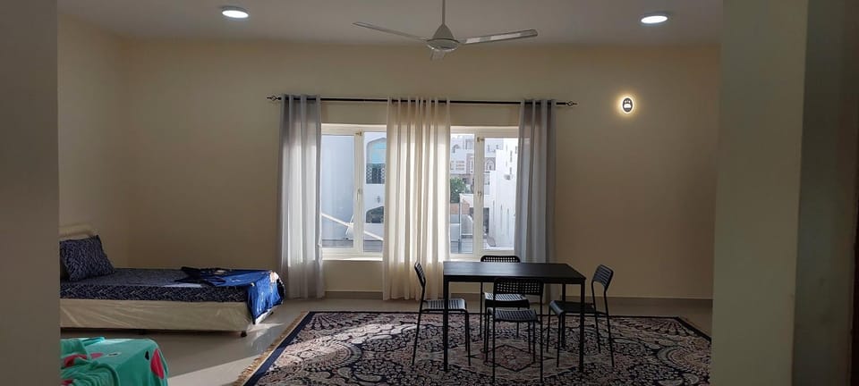 Bed, Photo of the whole room, Seating area, Dining area