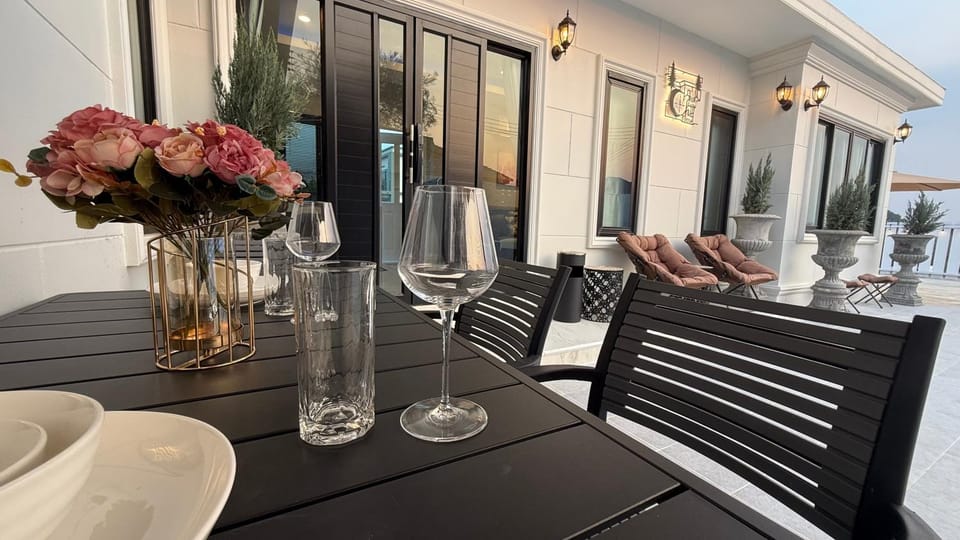 Food and drinks, Dining area, Drinks