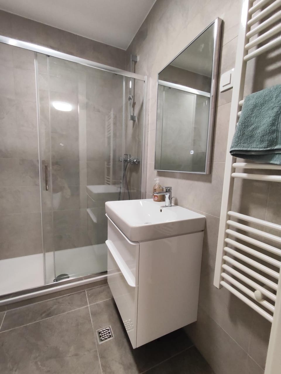 Shower, towels