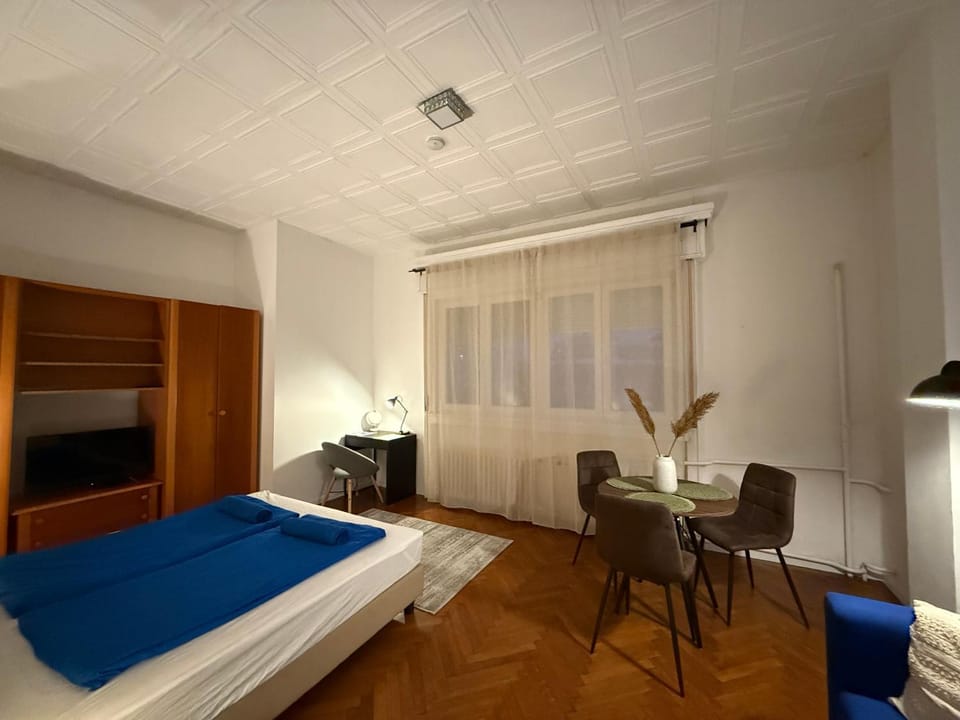 Bed, TV and multimedia, Living room, Photo of the whole room, Seating area, Dining area, Bedroom