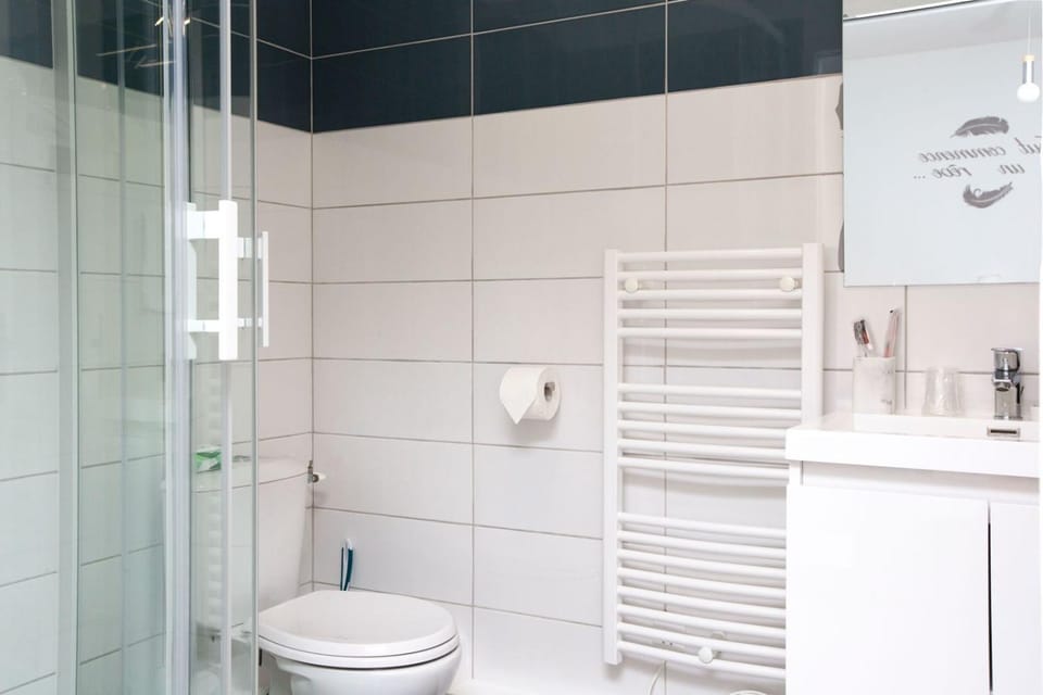 Shower, Toilet