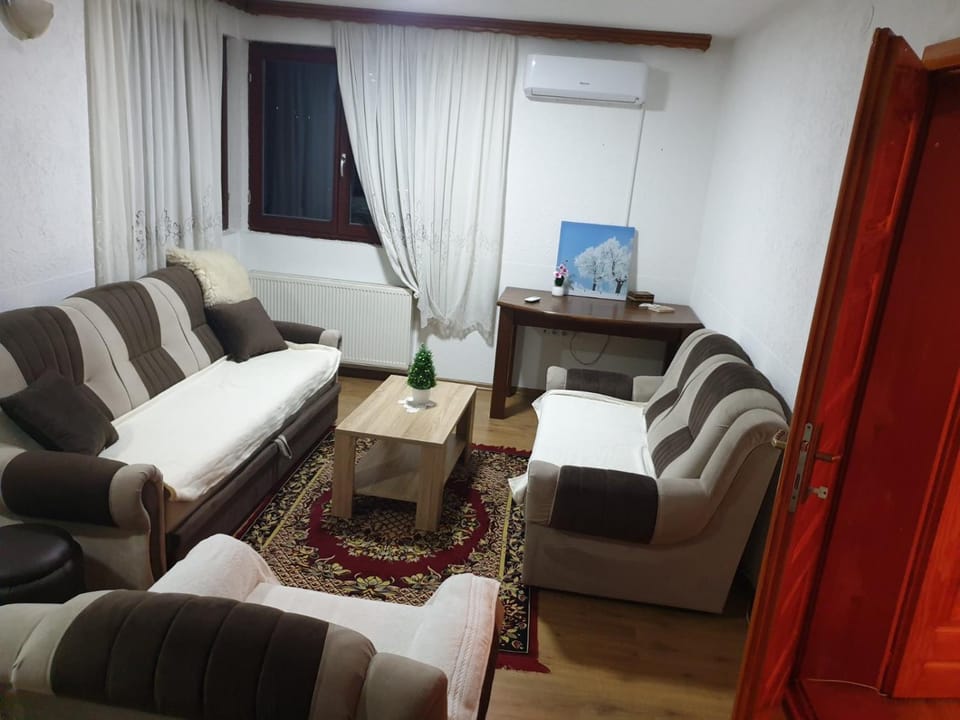 Bed, Living room, Seating area, air conditioner