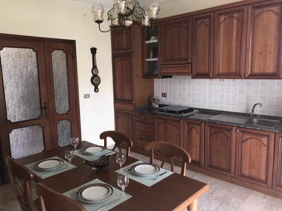 Kitchen or kitchenette, Dining area, stove
