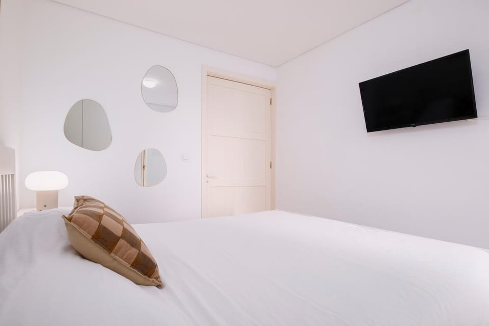 Bed, TV and multimedia, Photo of the whole room, Bedroom