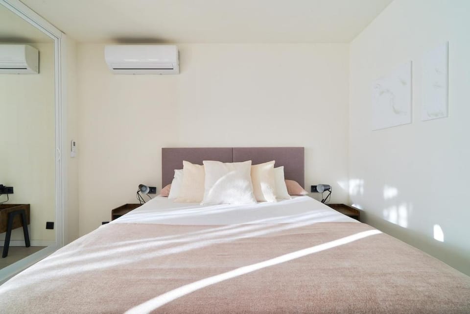 Bed, Photo of the whole room, Bedroom, air conditioner