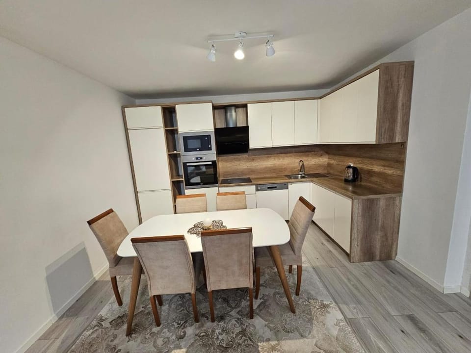 Kitchen or kitchenette, Dining area, stove